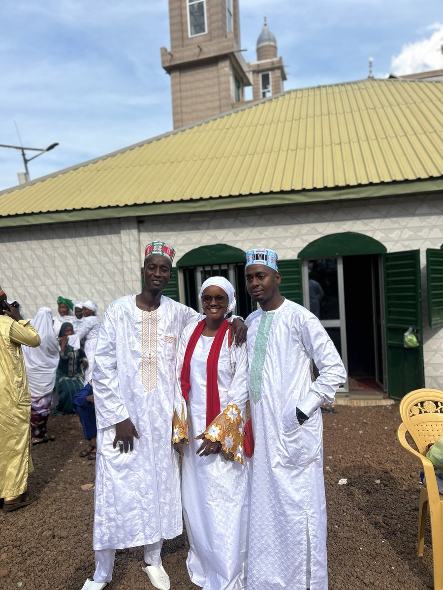 Un art particulier du Fouta, Kankanlabé a  accueilli ce cadeau pour la réouverture de sa grande mosquée : le Nœud de noix de Cola. Elle fut la 1ère Mosquée qui a abrité les 9 imams du Fouta-Djallon et la Prière de Vendredi depuis 295 ans. Mach’ALLAH 🤲🏼