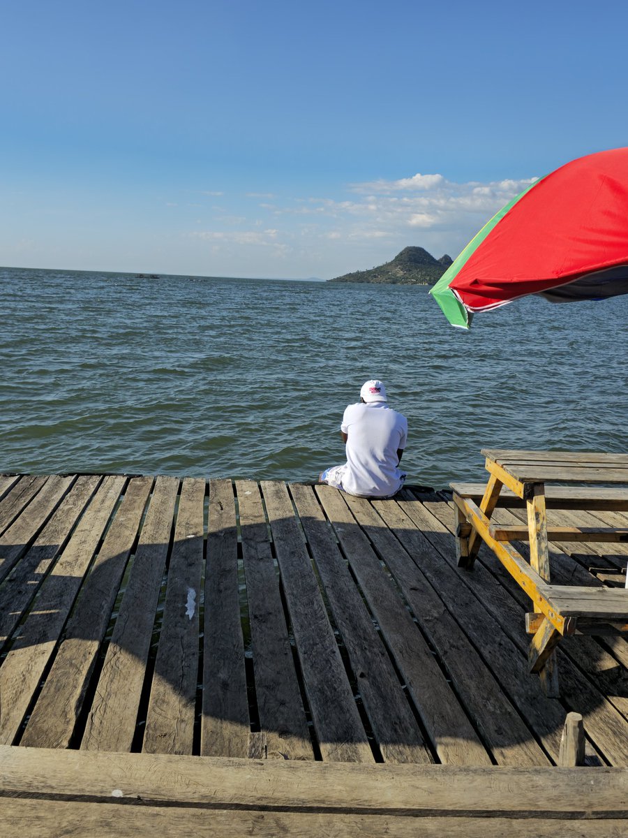 Marvel_Marvo's tweet image. Dry fry fish plus juice for lunch. 
Sadly sijapata chai 😄 

Rusinga is a beautiful place omg 😍🤩

Now we wait for sunsets 🌇