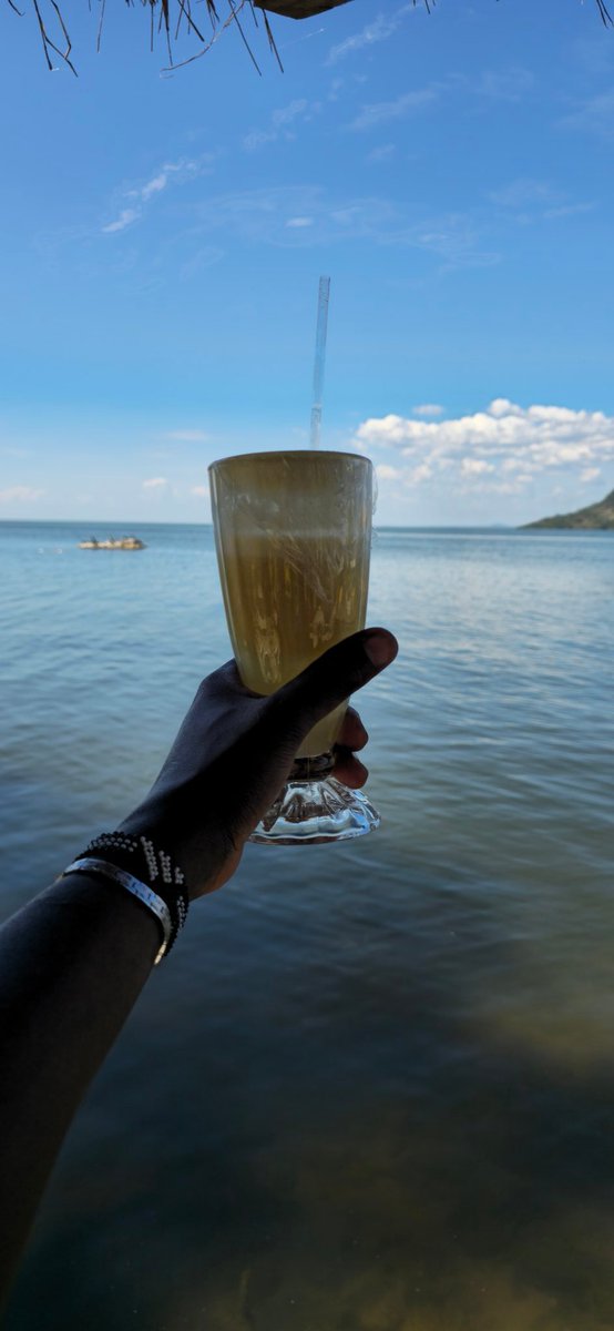 Marvel_Marvo's tweet image. Dry fry fish plus juice for lunch. 
Sadly sijapata chai 😄 

Rusinga is a beautiful place omg 😍🤩

Now we wait for sunsets 🌇