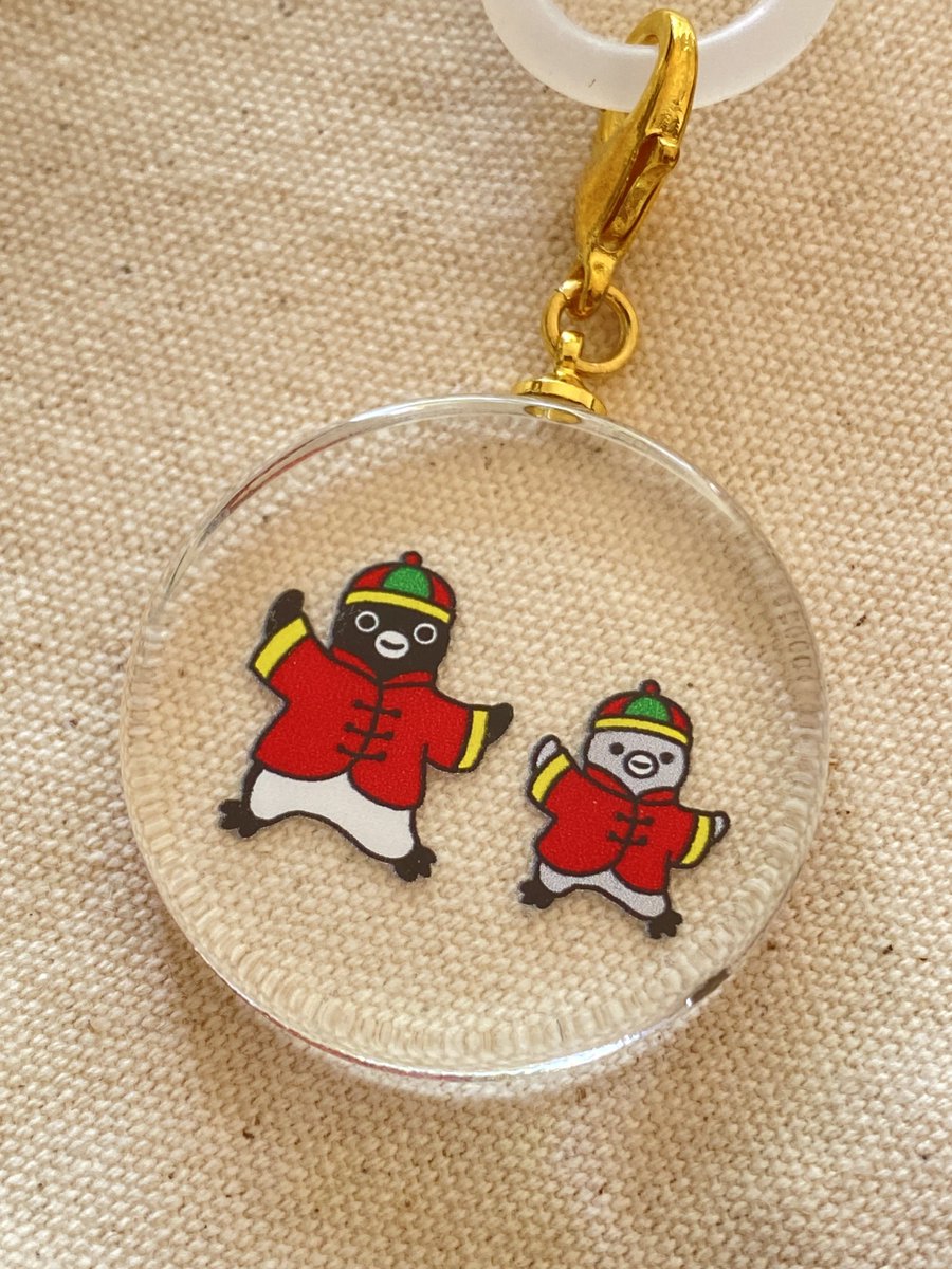 EmbroideryHana's tweet photo. 桜木町のペンスタであまりにも可愛すぎて買ったグッズ。かわいすぎて刺繍ブローチにした。
卒業なんて悲しすぎるよ😭社長退いて会長就任的な、卒業じゃなくてこれからも駅に居ておくれ…😭😭
 #Suicaペンギン https://t.co/Sawzksc9a7