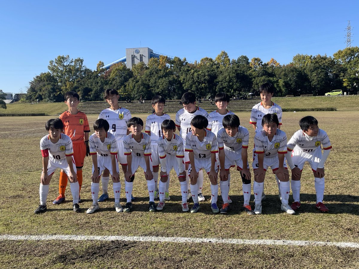 FCHLuces's tweet photo. 2025.11.15
高円宮杯U13サッカーリーグ2025滋賀 第8節
vs #GRAVIS
前半 1-0後半0-3
total 1-3
得点者←アシスト者
・天川(#BSC)
MOM(Man of the Match)
・天川(#BSC)
MIP(Most Improved Player)
・鎌田(#レークウエストjfc)
全員で攻め、全員で守る。ボールに関わる人数を増やす。このテーマをチーム全体で共有し、試合に臨みました。
前半序盤から多くの選手が関わりながらテンポ良くボールを動かし、ゴールへ向かう形を作ることができました。前半は狙い通りの攻撃が増え、積み上げてきた形から得点を奪うことができました。
守備面でもチャレンジ&カバーの関係を徹底し、簡単にシュートを打たせない連動した守備から無失点でハーフタイムを迎えることができました。
後半は、フィジカル的にも精神的にも苦しくなる時間帯で、“自分たちに打ち勝つ”ことの難しさを感じました。攻撃ではボールに関わる人数が減り、仲間任せになる場面が増え、前半のテンポや距離感が崩れてしまうこともありました。守備でも球際の強度が落ち、カバーが一歩遅れるシーンが続き、やるべきことを徹底しきれずに失点してしまいました。
流れが悪くなった時、誰かが状況を変えるためのアクションを起こさないと、試合の流れは簡単には戻ってこないということを痛感しました。
状況が苦しい時こそ、1人ひとりが「自分が流れを変える」という覚悟を持って、ボールに関わり続けること。全員が同じ方向を向いて戦うことで、どんな強いチームにも勝てる。
この試合をもって、1期生の高円宮杯U13リーグは終了しました。
このリーグ戦を通して、チームとしても個人としても大きく成長することができました。それと同時に多くの課題も見つけることができました。見つかった課題一つ一つに本気で向き合いさらに成長していきたいです!
最後に、本日対戦いただきましたGRAVISの皆様、審判員、運営関係の皆様、また、ご声援・ご観戦いただきました保護者の皆様に心より感謝申し上げます。
引き続き、選手たちの成長を温かく見守っていただけると幸いです。
アプリダウンロードは下記より可能です。⬇️
https://t.co/irXzhrm95l
https://t.co/Yl5uK54TEf
#FCHLuces #中学生サッカー #滋賀サッカー #湖西トレセン #比叡山高校 #ジュニアユース #一隅を照らす
#体験会情報 #一隅クラブ #滋賀 #大津 #坂本
#革新と伝統 #0から1を生み出す #地域貢献
#スピードアンドテクニック
#TeamUA #アンダーアーマー
#比叡山高校サッカー部 #FCH_LUCES
#比叡山サッカースクール
#人間力の育成 #スポーツの力でつなぐ
#ジャイアントキリングの精神
#一隅を照らすフットボーラー