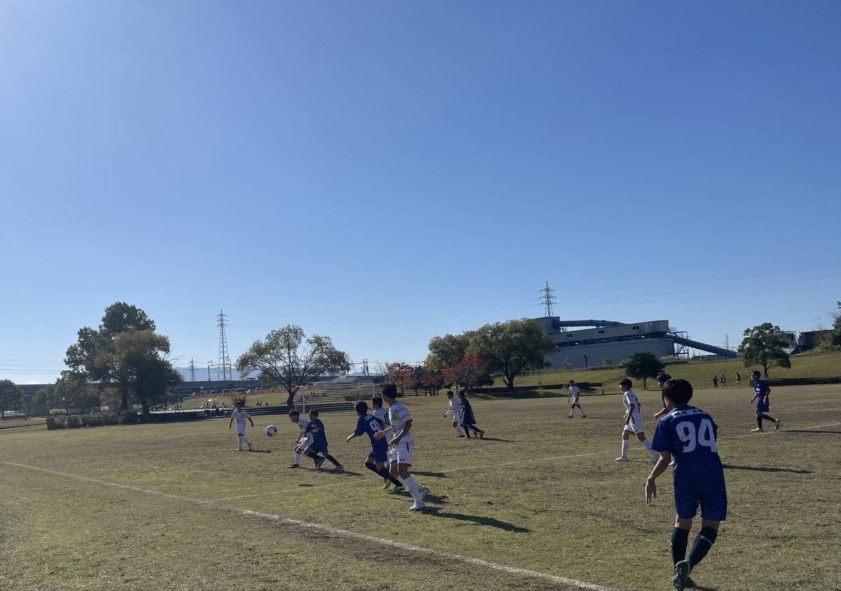 FCHLuces's tweet photo. 2025.11.15
高円宮杯U13サッカーリーグ2025滋賀 第8節
vs #GRAVIS
前半 1-0後半0-3
total 1-3
得点者←アシスト者
・天川(#BSC)
MOM(Man of the Match)
・天川(#BSC)
MIP(Most Improved Player)
・鎌田(#レークウエストjfc)
全員で攻め、全員で守る。ボールに関わる人数を増やす。このテーマをチーム全体で共有し、試合に臨みました。
前半序盤から多くの選手が関わりながらテンポ良くボールを動かし、ゴールへ向かう形を作ることができました。前半は狙い通りの攻撃が増え、積み上げてきた形から得点を奪うことができました。
守備面でもチャレンジ&カバーの関係を徹底し、簡単にシュートを打たせない連動した守備から無失点でハーフタイムを迎えることができました。
後半は、フィジカル的にも精神的にも苦しくなる時間帯で、“自分たちに打ち勝つ”ことの難しさを感じました。攻撃ではボールに関わる人数が減り、仲間任せになる場面が増え、前半のテンポや距離感が崩れてしまうこともありました。守備でも球際の強度が落ち、カバーが一歩遅れるシーンが続き、やるべきことを徹底しきれずに失点してしまいました。
流れが悪くなった時、誰かが状況を変えるためのアクションを起こさないと、試合の流れは簡単には戻ってこないということを痛感しました。
状況が苦しい時こそ、1人ひとりが「自分が流れを変える」という覚悟を持って、ボールに関わり続けること。全員が同じ方向を向いて戦うことで、どんな強いチームにも勝てる。
この試合をもって、1期生の高円宮杯U13リーグは終了しました。
このリーグ戦を通して、チームとしても個人としても大きく成長することができました。それと同時に多くの課題も見つけることができました。見つかった課題一つ一つに本気で向き合いさらに成長していきたいです!
最後に、本日対戦いただきましたGRAVISの皆様、審判員、運営関係の皆様、また、ご声援・ご観戦いただきました保護者の皆様に心より感謝申し上げます。
引き続き、選手たちの成長を温かく見守っていただけると幸いです。
アプリダウンロードは下記より可能です。⬇️
https://t.co/irXzhrm95l
https://t.co/Yl5uK54TEf
#FCHLuces #中学生サッカー #滋賀サッカー #湖西トレセン #比叡山高校 #ジュニアユース #一隅を照らす
#体験会情報 #一隅クラブ #滋賀 #大津 #坂本
#革新と伝統 #0から1を生み出す #地域貢献
#スピードアンドテクニック
#TeamUA #アンダーアーマー
#比叡山高校サッカー部 #FCH_LUCES
#比叡山サッカースクール
#人間力の育成 #スポーツの力でつなぐ
#ジャイアントキリングの精神
#一隅を照らすフットボーラー