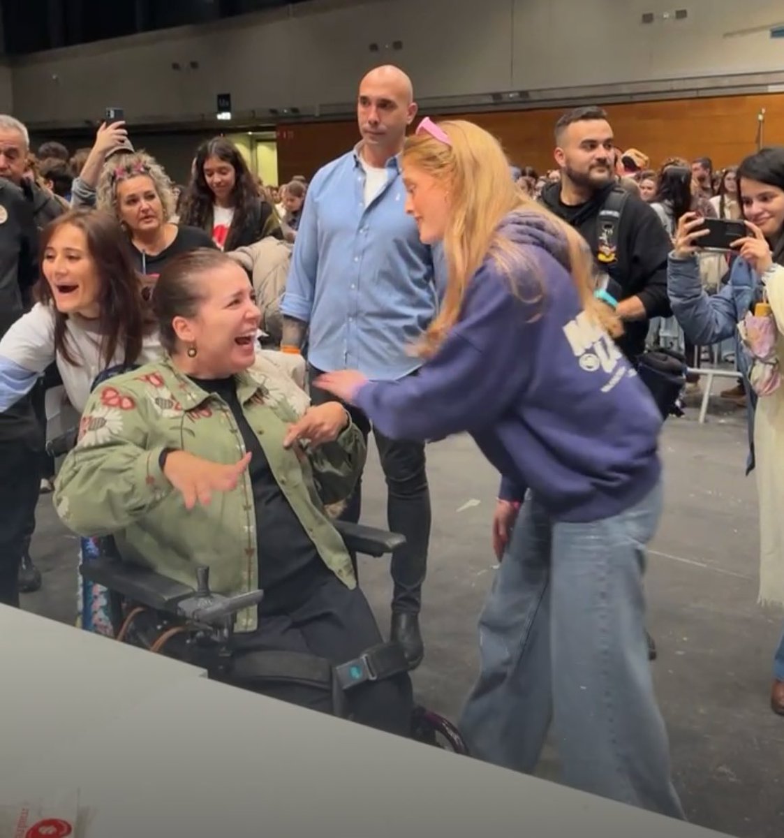 oliviabvibes's tweet image. ains :( se levantó para abrazarla  #OTDirecto15N