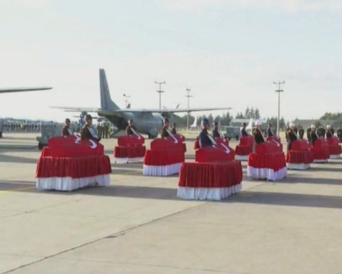 Şairin dediği gibi;
Barut kokar papatyam, mehtabımız kanlıdır.
Adsızların yurdunda, yalnız vatan şanlıdır.!🇹🇷