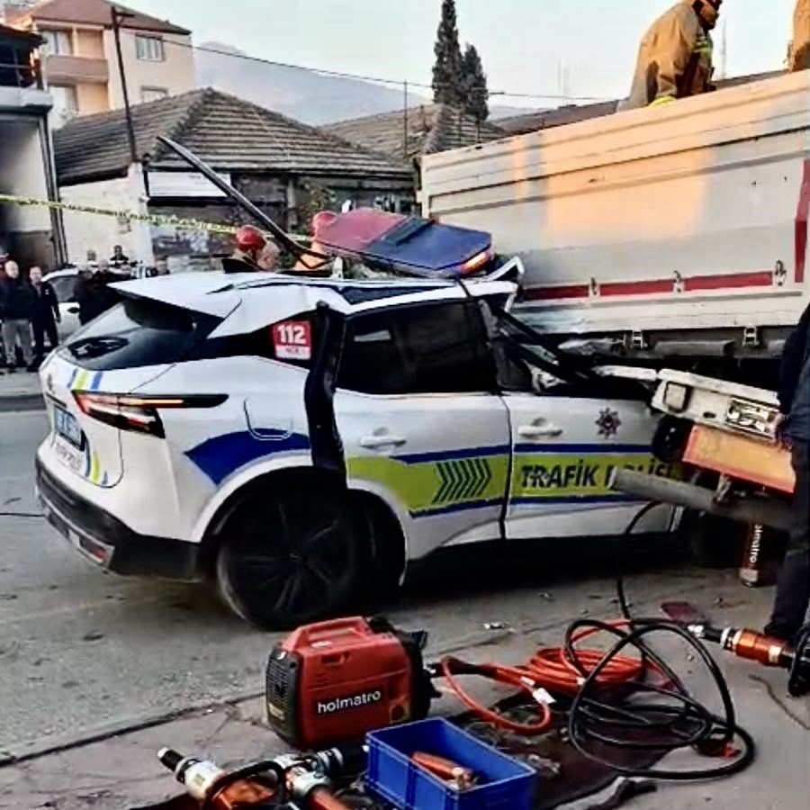 Park halindeki tıra çarpma vakalarında sebep genellikle sürücünün uyumasıdır

Manisa'daki kazada şehit olan polis Ali Barut’a Allah’tan rahmet, yaralı polisimize acil şifa dileyelim de

Eğer direksiyondaki polis uyumuşsa Sormak Lazım

Bu trafik polisleri kaç saattir
çalışıyordu⁉️