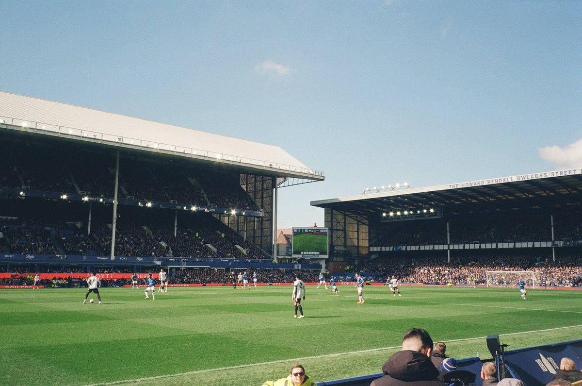l0ujade's tweet image. everton away 2023 / everton away 2025

both shot on kodak gold with an olympus mju