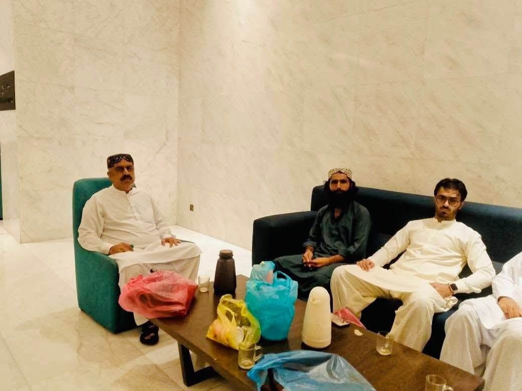 Rindalbalooshi's tweet photo. مکہ مکرمہ میں شیخ سلطان رند بلوشی شیخ موسی رند اپنے سردار سیف الرحمان رند میر شفیق الرحمان رند جونیئر خان بھادر سعید خان سے ملاقات کرتے ہوی 
@hazarkhanrind4 @bahadurbaloch87 @zulfqarrind1 @Fiza_Gilani https://t.co/Ziasz5IpVG