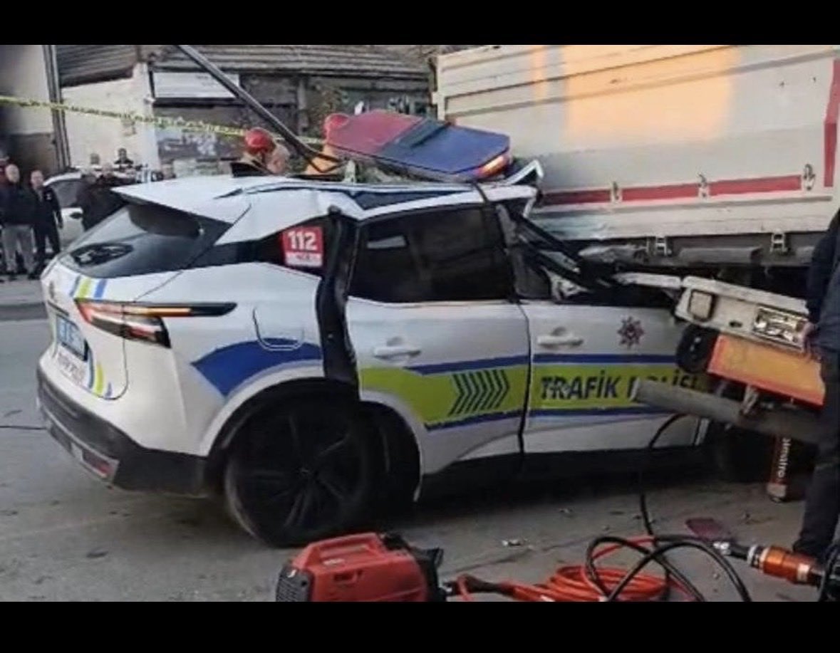 BİR POLİS DURAN TIRA NASIL ÇARPAR
ARTIK ÇALIŞMAKTAN YORULDUĞUNUN İŞARETİDİR.
Yorgunluk Uykusuzluk. Başlı başına sebeptir. #polis