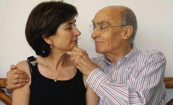 - ¿Cómo sabrás si un hombre está verdaderamente enamorado de ti? - me preguntó alguien un día...
Muy sencillo - contesté. Cuando me mire como José Saramago miró toda su vida a Pilar del Río.
Que este sábado gris os depare besos a raudales y dulces sonrisas...<a href="/delRioPilar/">Pilar del Río</a>