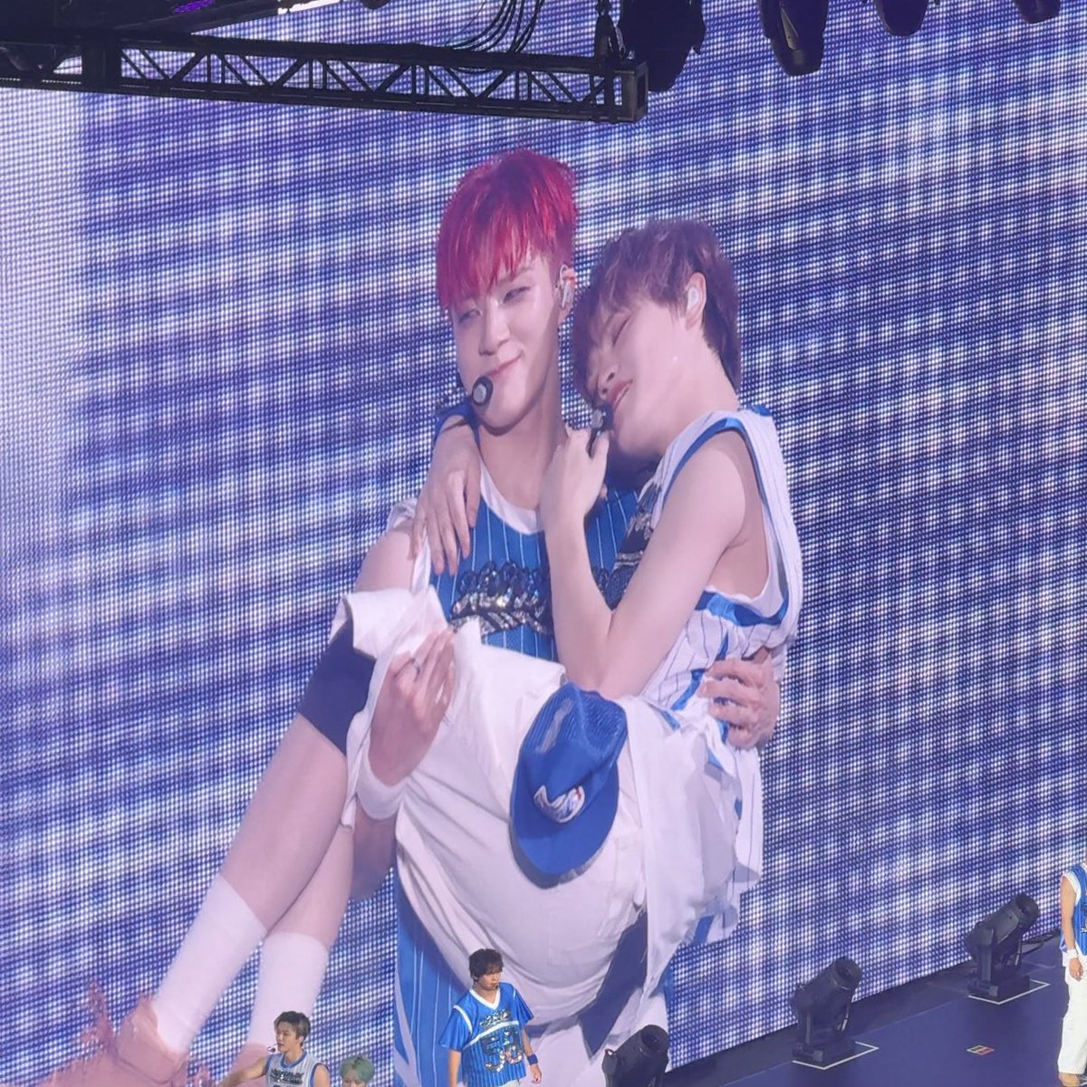 JENO CARRYING CHENLE 7DREAM IN SAITAMA DAY 2 #TDS4inSAITAMA_DAY2
