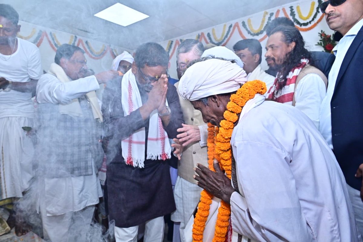 धरती आबा बिरसा मुंडा की 150वीं जयंती पर उलिहातु में श्रद्धांजलि

माननीय राज्यपाल संतोष कुमार गंगवार, मुख्यमंत्री हेमन्त सोरेन और केंद्रीय मंत्री जुएल ओराम ने उलिहातु पहुंचकर धरती आबा भगवान बिरसा मुंडा की जन्मस्थली पर पारंपरिक विधि-विधान से पूजा की और प्रतिमा पर श्रद्धासुमन अर्पित