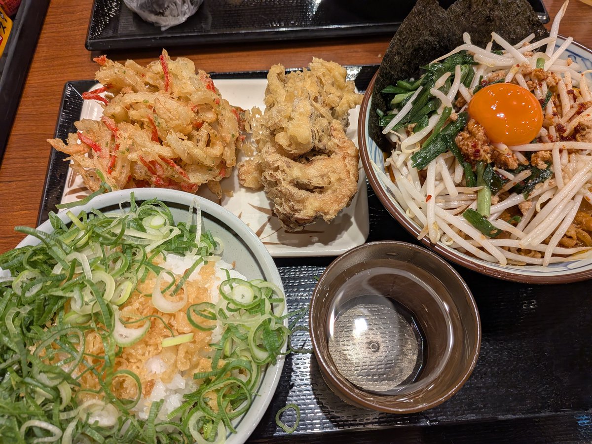 丸亀なう
なんだろう…この店舗は油臭い💦
服が油臭くてアカン😩
ライス🍚小がないから残した…💦

はなまるの方が良いな