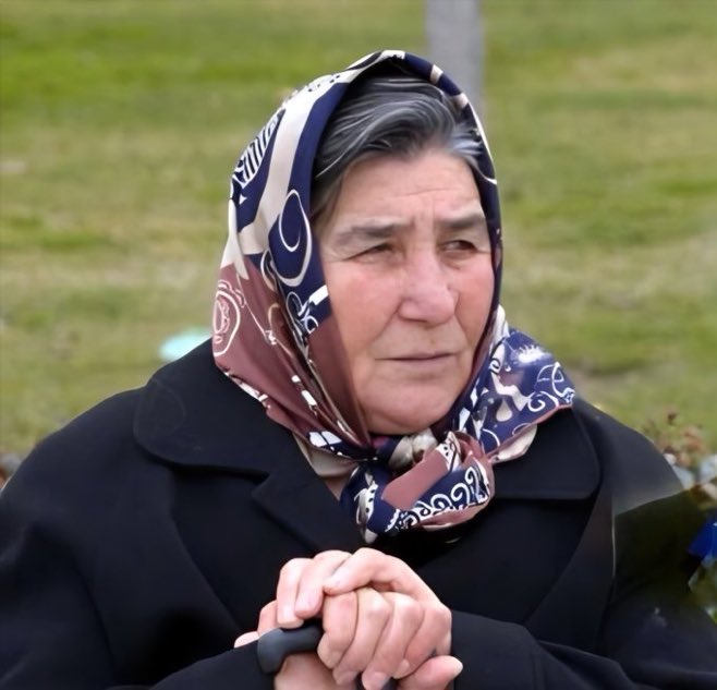 vaziyetcomtr's tweet image. Milli Savunma Bakanı Yaşar Güler, şehit cenazesinde çözüm sürecine itiraz eden Pakize Akbaba’ya parmak salladı:

&quot;Hadsizlik yapma, hadsiz konuşma! Sen şehit anasısın o kadar!”

(Veryansın Tv/Burakhan Başaran)