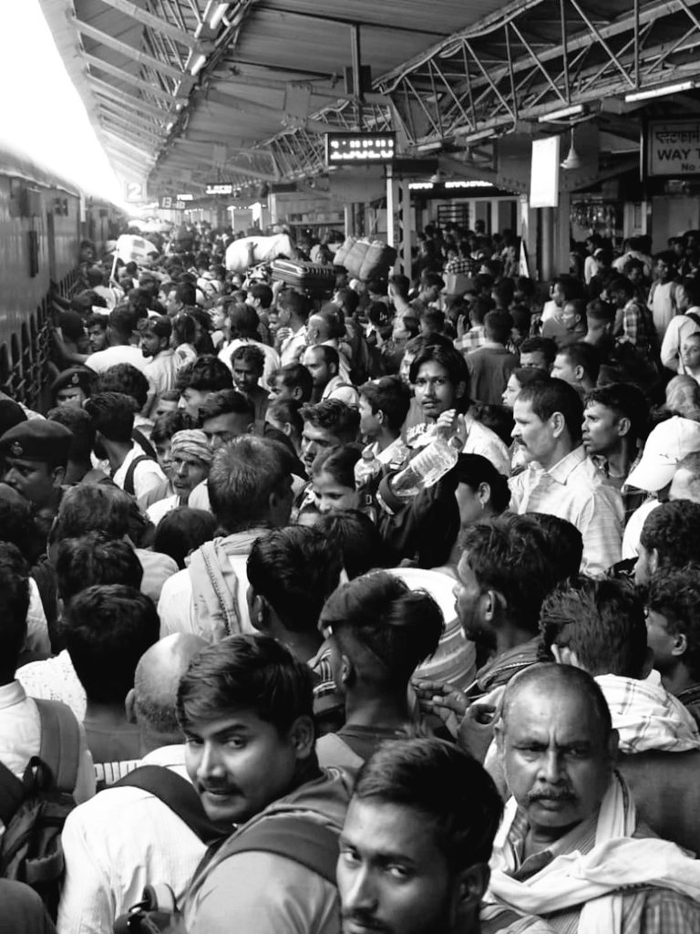 अगर बिहार के लोग रोजगार के लिए जितना संघर्ष बाहर करते हैं,
उतना सवाल अपने नेताओं से कर लेते!
तो बिहार आज पलायन की राजधानी नहीं होता।
#Bihar