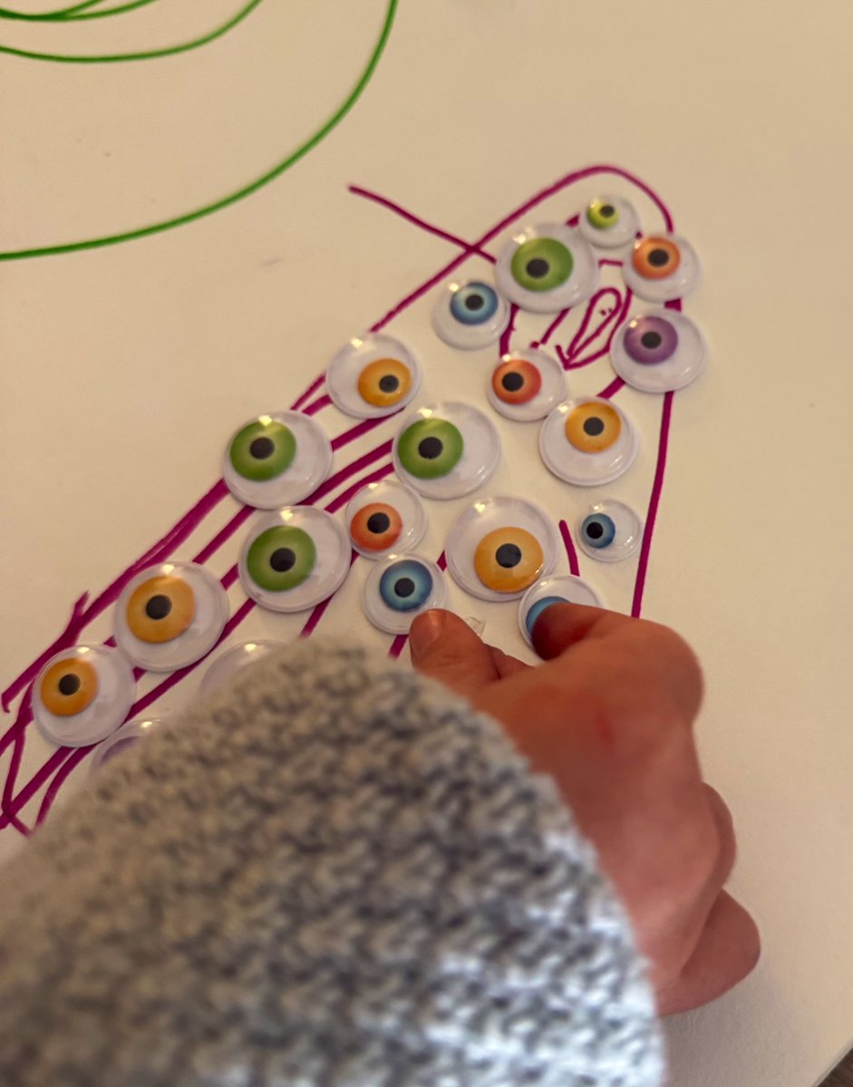 DamienRieu's tweet image. « Papa, j’ai dessiné un cyclope avec pleins d’oeils »