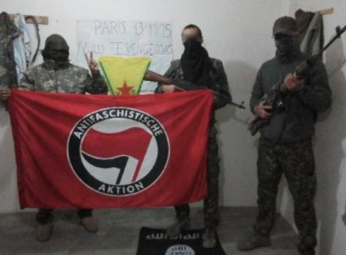 "Paris 13/11/15 nous te vengerons" 
Rappel que des militants français d'extrême gauche sont allé se battre physiquement contre daech au kurdistan. Il faut le reconnaître, une sacrée paire de couilles, beaucoup qui ouvrent leur bouche ici ne l'auraient pas fait. Respect.