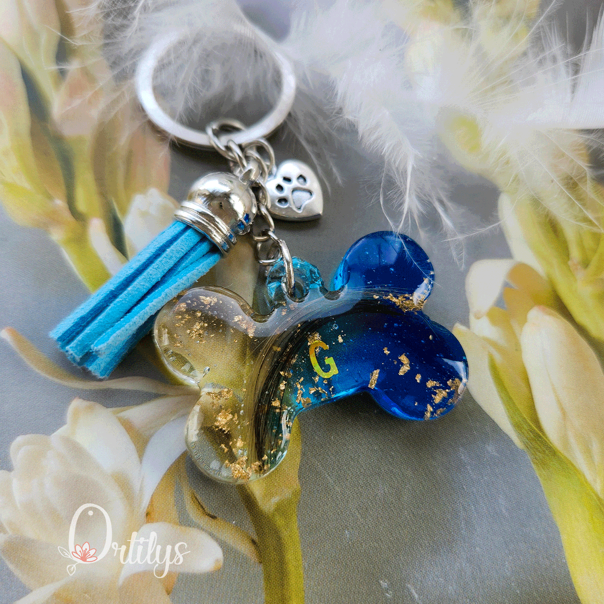 Les porte-clés avec les pitits poils de vos animaux sont toujours émouvants à réaliser. 🐾
J'aime bien ce modèle "nonosse" d'ailleurs, ça permet de bien mettre en valeur les poils de votre chouchou (ici ceux de Guimauve ♥). Un beau souvenir de votre compagnon à 4 pattes !