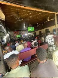 GlowMoist's tweet image. Nigerians often switch languages—English, Pidgin, Hausa, Yoruba, Igbo—depending on who they’re speaking to, creating a shared linguistic identity. #OneNationAllFaiths  #UnityBeyondReligion