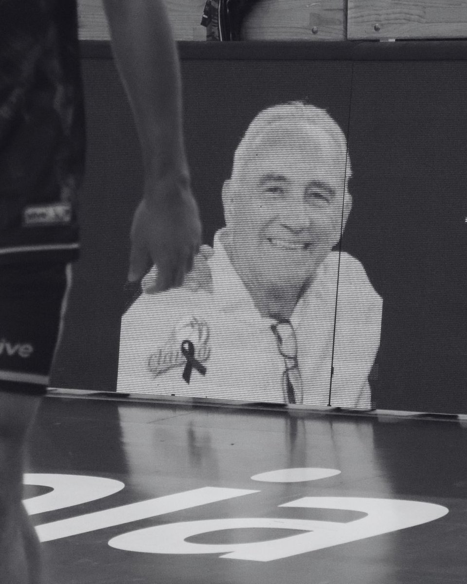 Un año ha pasado ya de aquella fatídica noche. Amanecíamos con una terrible noticia, la sociedad riojana perdía un referente. 

Dos días después, el Palacio se llenó de personas deseosas de rendirte la mejor de las despedidas. Y menudo partido el que vivimos.