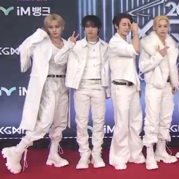 vvjfhwuqo's tweet image. LEE KNOW ESTA POSANDO IGUAL QUE UN FOSFOLIPIDO