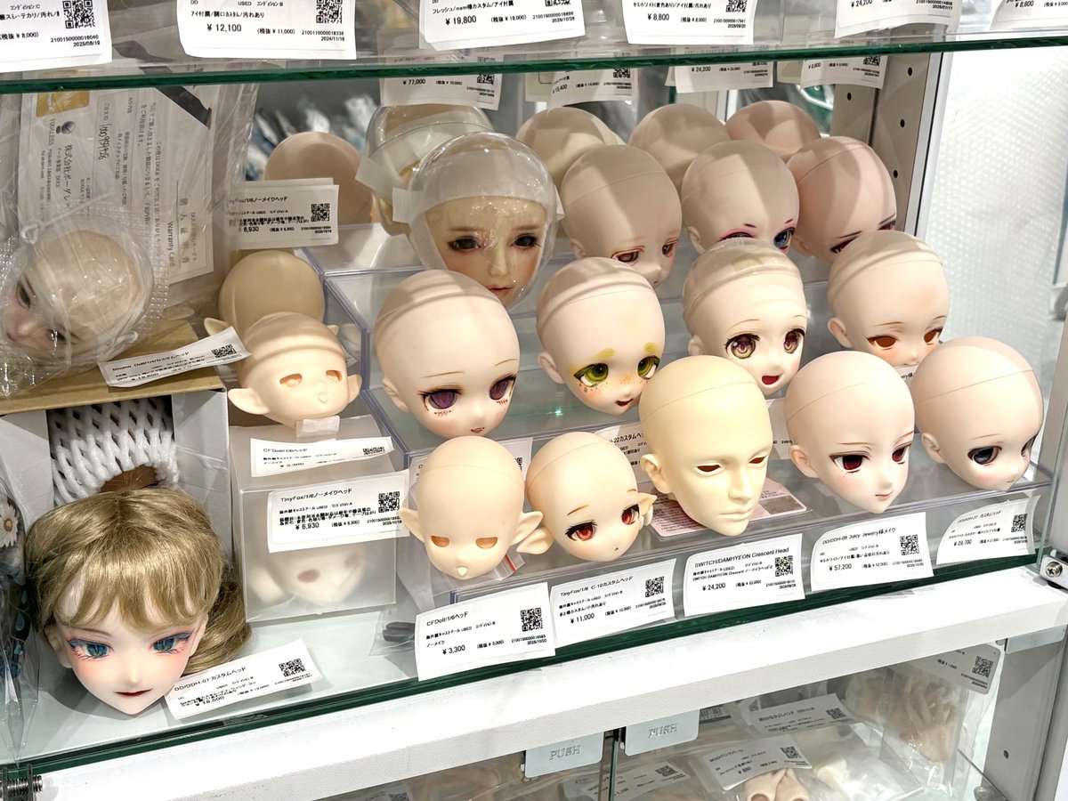 DollyteriaSA's tweet image. ✨店頭商品のご紹介✨
DD等　カスタムヘッド

お迎え待ち中のカスタムヘッドをご紹介します🌟
唯一無二の「うちのこ」をお迎えしたい未来のオーナー様や、ひとつひとつをじっくり見たい方、ぜひ、当店を覗いてみてください🎵

#ドーリーテリア　#DD　#dollfiedream　#mdd　#カスタムヘッド