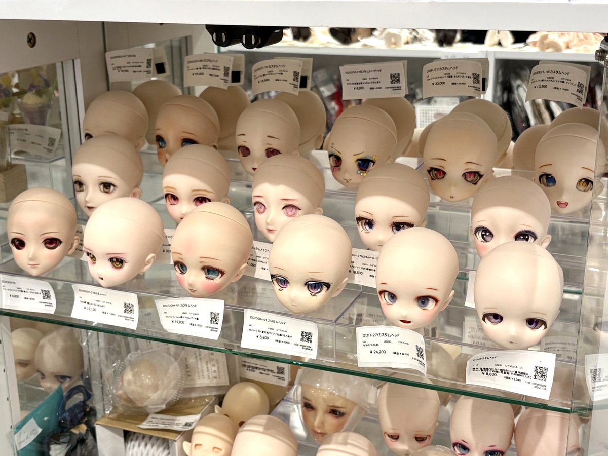 DollyteriaSA's tweet image. ✨店頭商品のご紹介✨
DD等　カスタムヘッド

お迎え待ち中のカスタムヘッドをご紹介します🌟
唯一無二の「うちのこ」をお迎えしたい未来のオーナー様や、ひとつひとつをじっくり見たい方、ぜひ、当店を覗いてみてください🎵

#ドーリーテリア　#DD　#dollfiedream　#mdd　#カスタムヘッド