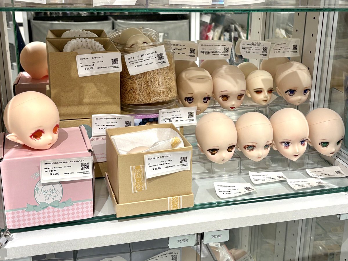 DollyteriaSA's tweet image. ✨店頭商品のご紹介✨
DD等　カスタムヘッド

お迎え待ち中のカスタムヘッドをご紹介します🌟
唯一無二の「うちのこ」をお迎えしたい未来のオーナー様や、ひとつひとつをじっくり見たい方、ぜひ、当店を覗いてみてください🎵

#ドーリーテリア　#DD　#dollfiedream　#mdd　#カスタムヘッド