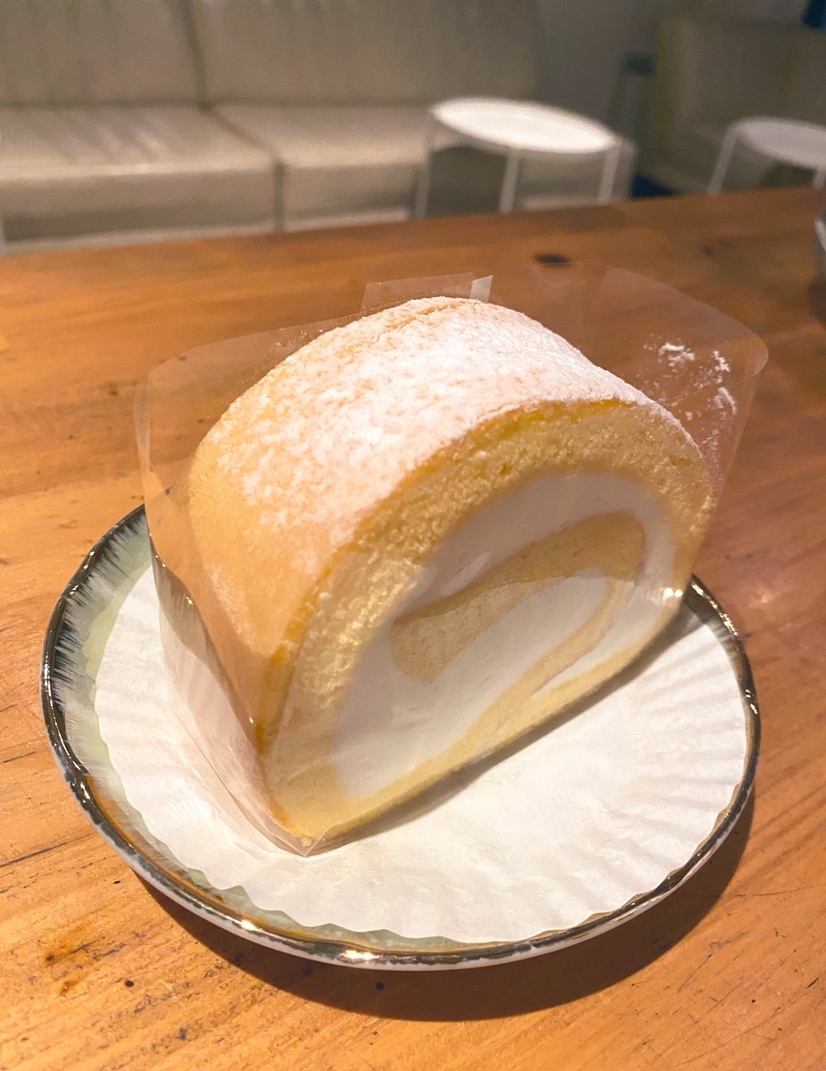 kaede_ronron's tweet photo. お客様より差し入れいただきました。
お心遣いありがとうございます🙌✨
クリスマスも近づく今の時期にぴったりなふわふわのロールケーキ！
今回は食べてしまう前に写真に収めれました📷 https://t.co/3YJXZv8y0a