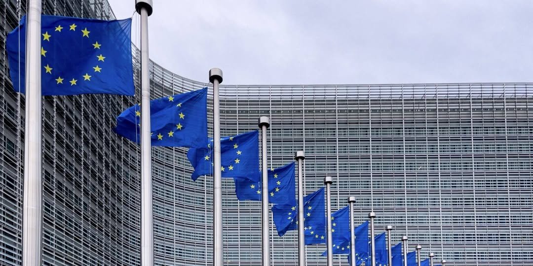 "Ve své průběžné zprávě varoval Výbor pro soudnictví americké Sněmovny reprezentantů, že „důvěryhodní oznamovatelé“ podle unijního nařízení DSA nejsou skutečně nezávislí – zejména na vládách EU, které je jmenují a v některých případech, jak zpráva uvádí, i financují – a že budou