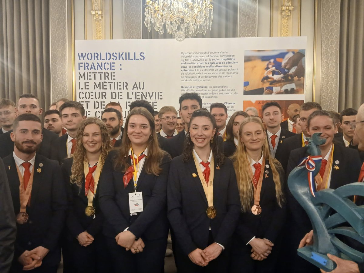 La France qui gagne, c'est cela la #voiepro !

La France a remporté les #Euroskills avec 27 médailles, et est la 3ème nation mondiale de ces jeux olympiques des métiers ! Heureux et fier d'avoir rencontré hier à l'Elysée nos champions !
