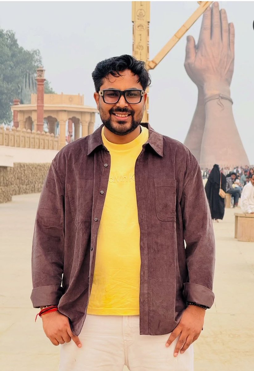 MauryaRoshni_'s tweet photo. फोटो में दिखने वाले व्यक्ति का नाम गगन प्रताप है।

पेशे से तो एक अध्यापक है लेकिन उनके अंदर मोदीजी के लिए इतना प्यार करने की बिहार चुनाव हारने के बाद ये 

खेसारी लाल का मजा ले रहे हैं। 

यही गगन प्रताप जब बच्चों के साथ धरना दे रहे तो जब बीजेपी सरकार ने डंडे बरसाए तो कह रहे थे कि विपक्ष हमारा साथ नहीं दे रहा है।

इन्हीं हरकतों के वजह से विपक्ष नहीं साथ देता है। 

चुनाव में हमेशा हार जीत लगी रहती है लेकिन एक अध्यापक होके ऐसे बात करना किसी भी दृष्टि से उचित नहीं है।