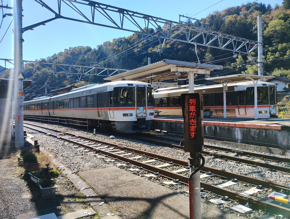 powernorth2's tweet image. 甲斐常葉駅🌐 アニメ『ゆるキャン△』の主人公・なでしこが通学に使う駅です。本栖湖から下部温泉♨️へ向かう途中に立ち寄りました。

作品の世界観がそのまま広がっていて、ファンにはたまらない聖地です🎬   #各務原なでしこ  #ゆるキャン  #アニメ聖地