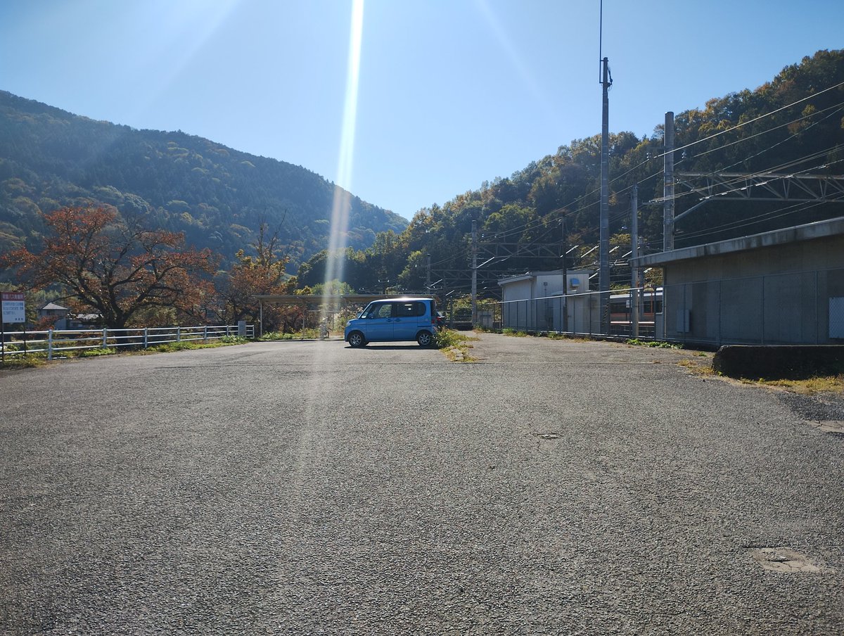 powernorth2's tweet image. 甲斐常葉駅🌐 アニメ『ゆるキャン△』の主人公・なでしこが通学に使う駅です。本栖湖から下部温泉♨️へ向かう途中に立ち寄りました。

作品の世界観がそのまま広がっていて、ファンにはたまらない聖地です🎬   #各務原なでしこ  #ゆるキャン  #アニメ聖地