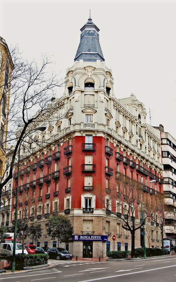 Espectacular y monumental edificio de viviendas en la esquina de Luchana con Juan de Austria. Del arq. J. Carrilero en 1927, cuenta con dos fachadas divididas en tres bandas de distinto color y decoración, en una gran composición, y un gran torreón en la esquina.Foto de internet