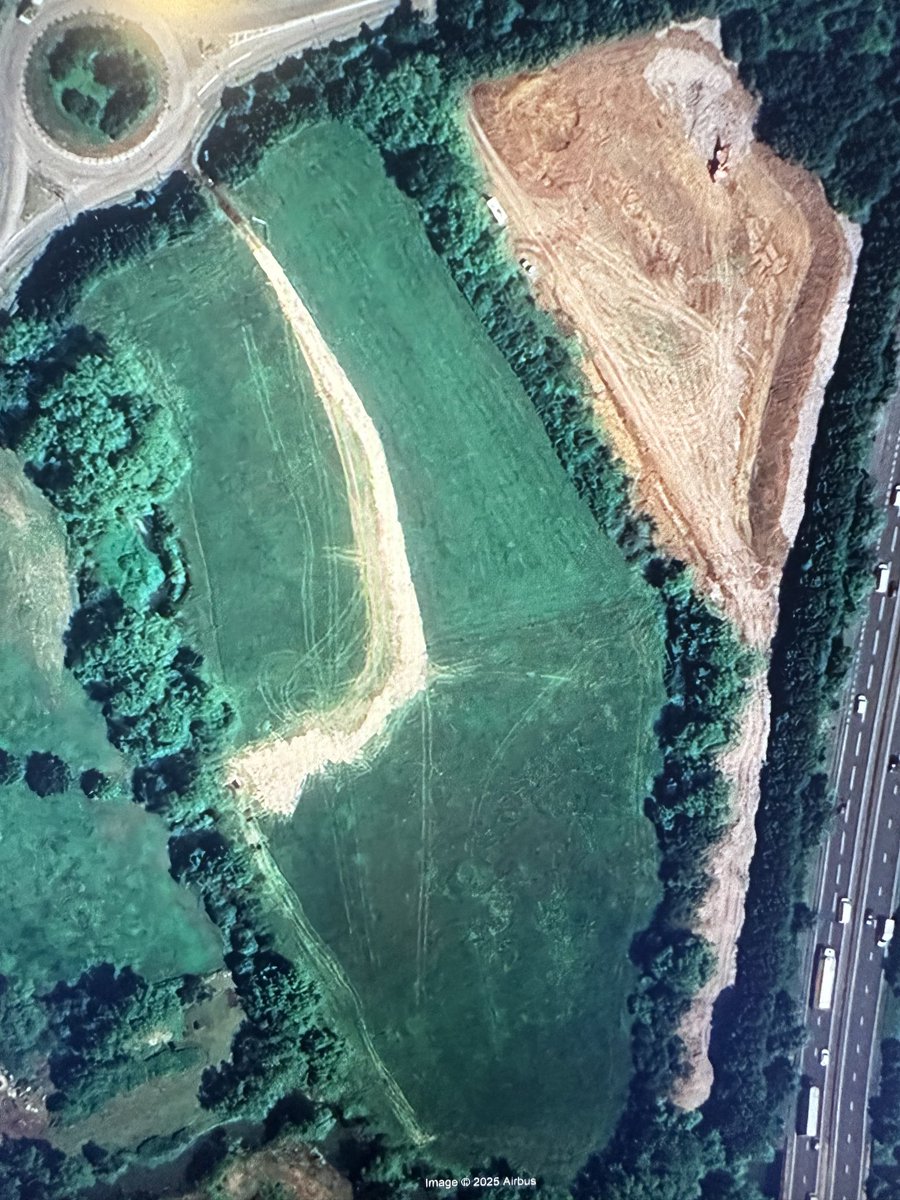 PlebEnforcement's tweet image. This story is bugging me. 

Photo 1: 04/24
Photo 2: 06/24
Photo 3: 07/25

This has all been fly tipped in the last 5 months! No rubbish in any historical aerial photos. 

The site activity began only by June ‘24. It looks like it was prepared for exactly this purpose.