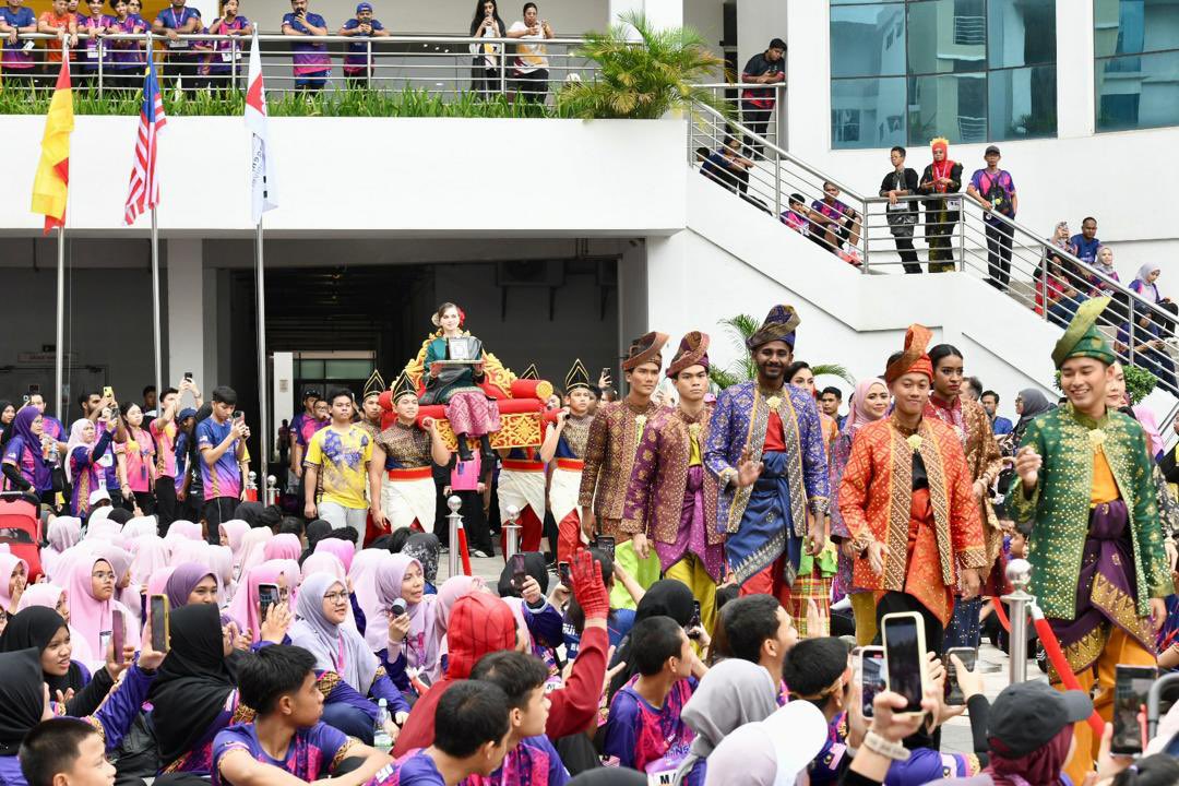 MohdShukriYajid's tweet photo. Delighted to accompany HRH Tengku Permaisuri Hajah Norashikin, Tengku Permaisuri Selangor, who officiated the @MSUmalaysia &amp; celebrated the 5th Year Anniversary for @MSUmalaysia International Songket Run. Thanks for the continuous suppport over the years. https://t.co/rsSjGE929w