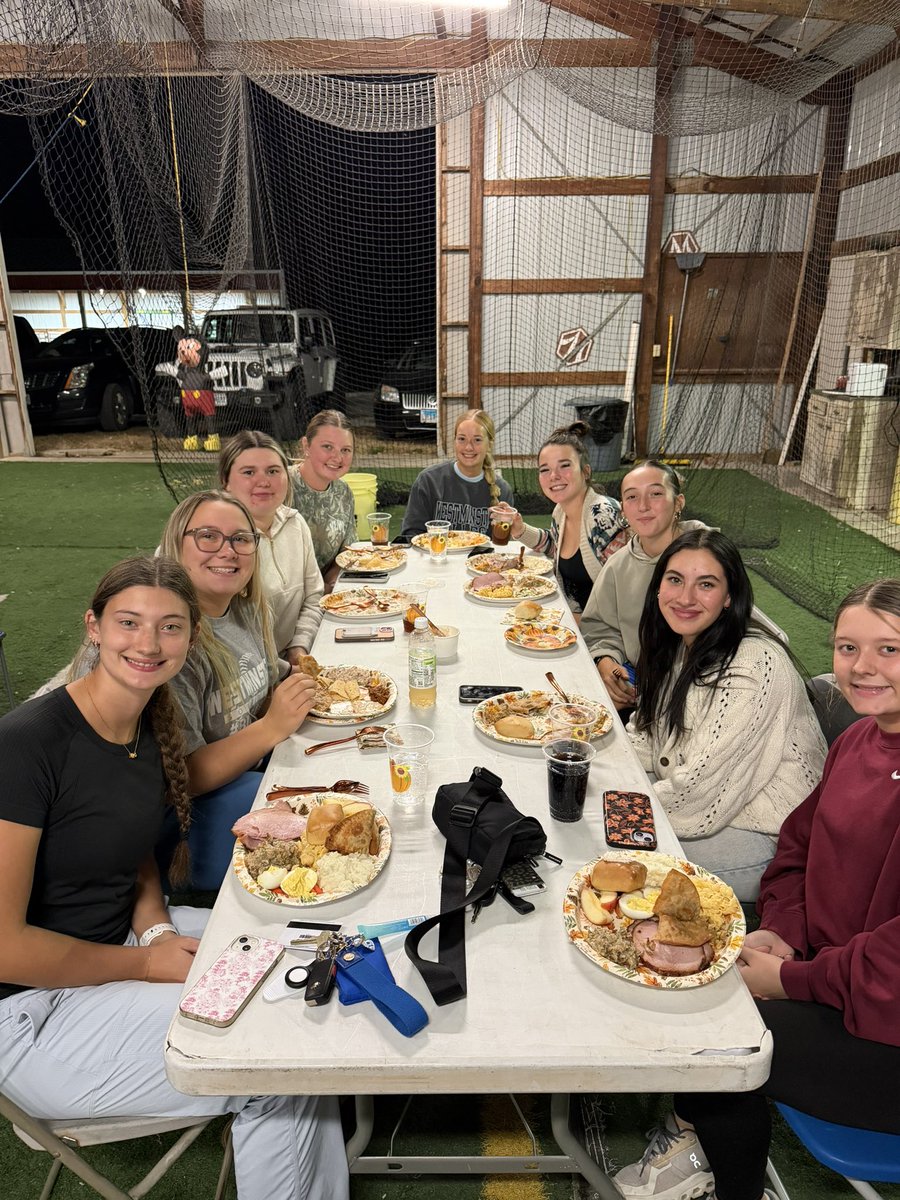 westmosoftball's tweet image. Happy Teamsgiving!! We had a great night sharing a meal that everyone took part in. We are grateful for all our friends and families who support us and for the great weather yesterday. Safe travels to everyone over the upcoming holidays. #BlueJays #ChefMode #Piñata