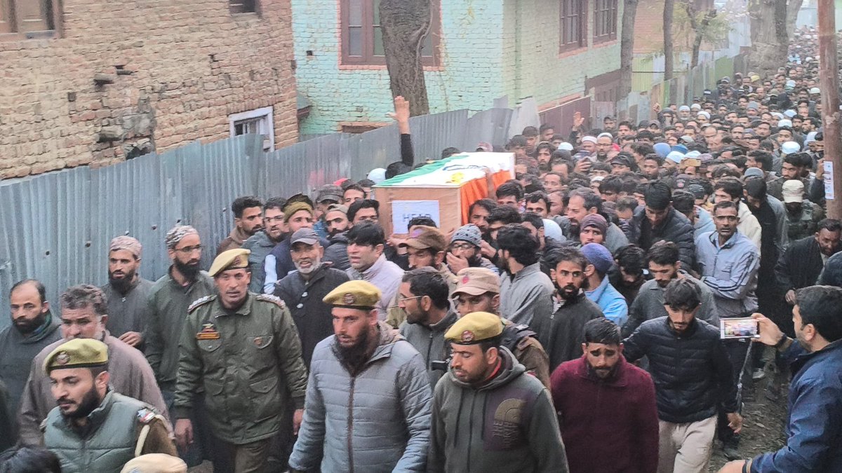 #Kashmir| Hundreds of people joined the funeral prayers of Inspector Asrar Ahmad in Kupwara on Saturday, a day after he was killed in the Nowgam Police Station blast. Colleagues, relatives, and residents gathered amid emotional scenes as his body was brought to his hometown.