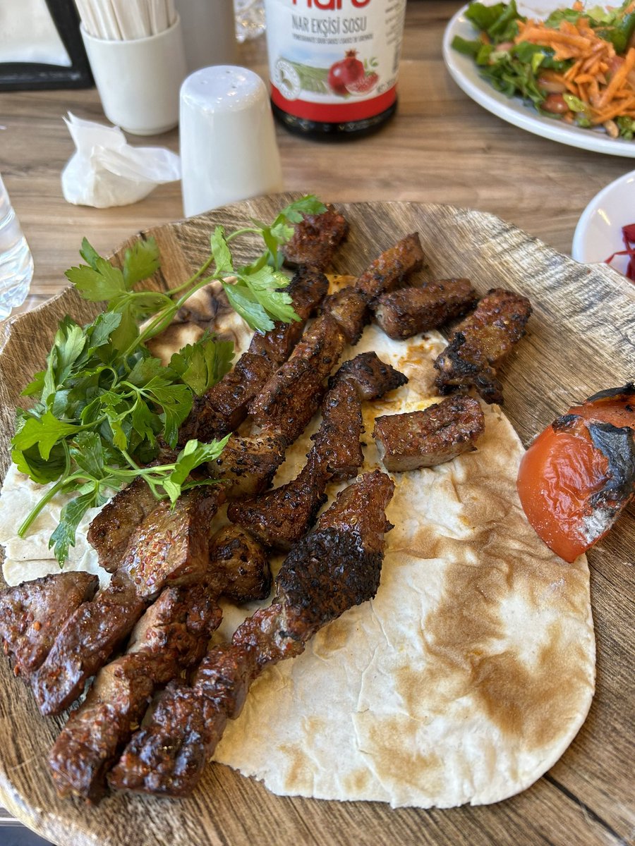 emreaycell's tweet photo. @oyilmaz Xale meheme gibi sosyal medya abartısı mekanlar yerine Sur’daki Ciğerci Hüsnü’yü (1) veya Diclekent’teki Onur Ocakbaşı’nı (2) öneririm hocam https://t.co/qe35qVEsBc