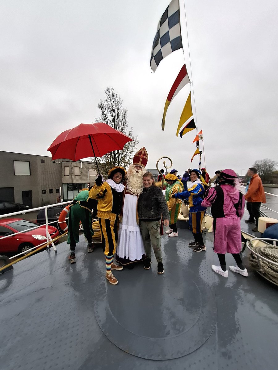 Vanmorgen de briefing verzorgd voor de collega's ivm de intocht #Sinterklaas in #Waddinxveen. Niet meegedaan met de regeling maar ik mocht meevaren met de Sint. De collega's waren er voor het toezicht. Ondanks de regen waren er veel kinderen  (met ouders) aanwezig. ^M