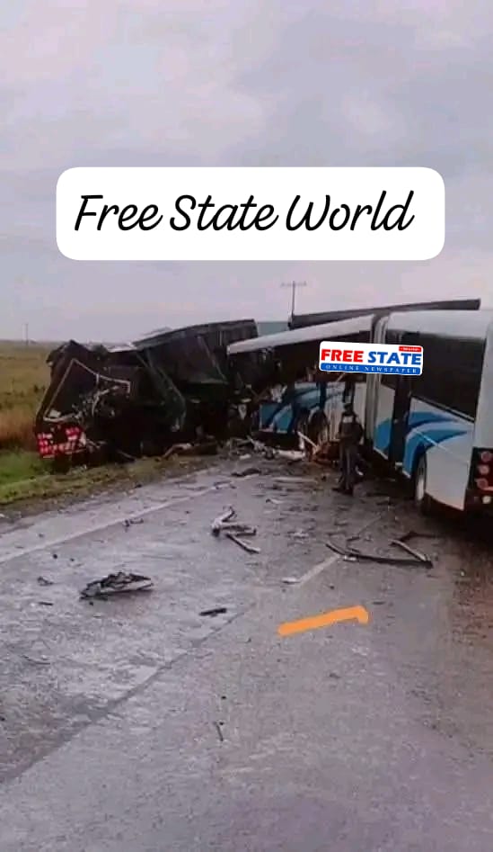 FreeStateWorld1's tweet image. 10 Interstate Bus Line passengers were declared dead when their bus collided with a truck on the N8 road, 32 Kilometers east of Bloemfontein, Free State. 30 passengers were taken to hospitals in BFN and Botshabelo.

#SkeemSaam 
#etvScandal 
#DJMaphorisa
#Panayza
#Zambia
#Floyd