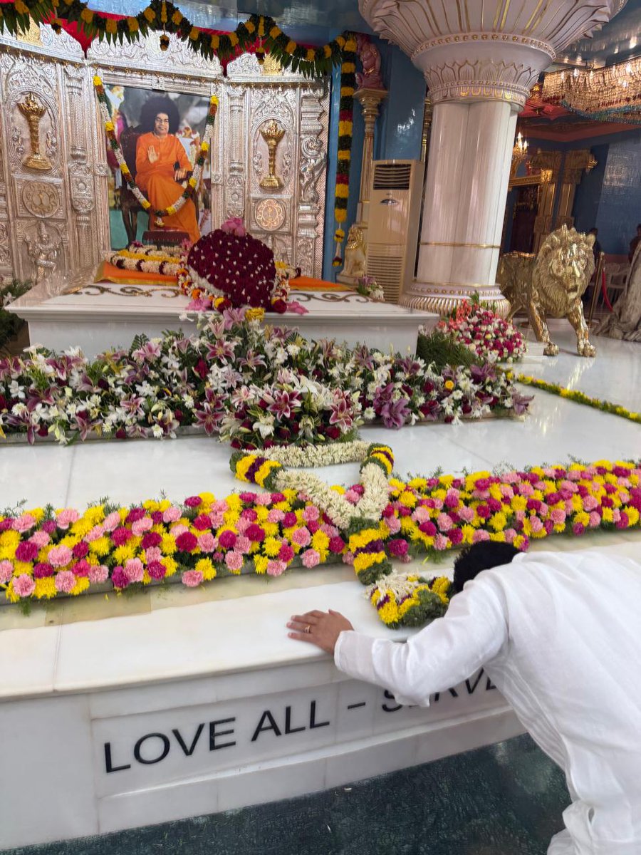 PiyushGoyal's tweet image. Blessed to be in the divine presence of Bhagwan Sri Sathya Sai Baba at his samadhi mandir, Prasanthi Nilayam at Puttaparthi.

As we mark the Sacred Centenary of the Advent of Bhagawan, we remember his universal teachings of truth, peace, love &amp;amp; non-violence.

His life and legacy…
