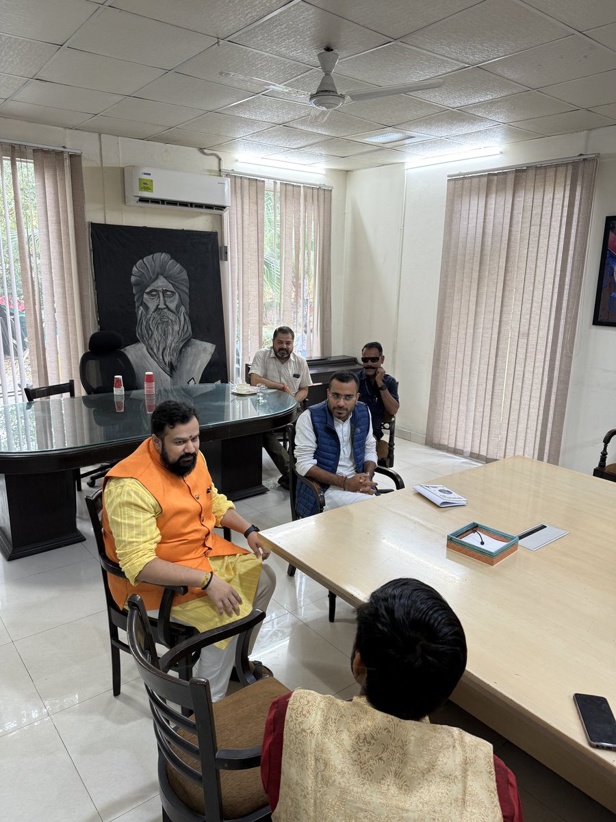 Vishnu_Jain1's tweet photo. 14 नवंबर 2025, नई दिल्ली।
रामजस कॉलेज, दिल्ली विश्वविद्यालय में दक्षी के वार्षिकोत्सव कार्यक्रम ज्ञानपर्व'25 के अवसर पर छात्र-छात्राओं के बीच अपने विचार रखने का मौका मिला। सनातन परम्परा, राष्ट्रवाद और युवाओं की भूमिका संवाद बहुत प्रेरणादायक रहा। साथ ही सनातन महासंघ के संस्थापक श्री गौतम खट्टर जी ने भी अपने गहरे और मार्गदर्शक विचार रखे, जिसे सभी को नई दृष्टि मिली। ज्ञानपर्व'25 सच में ज्ञान, संवाद और साकारात्मक ऊर्जा से भरा एक यादगार अनुभव।