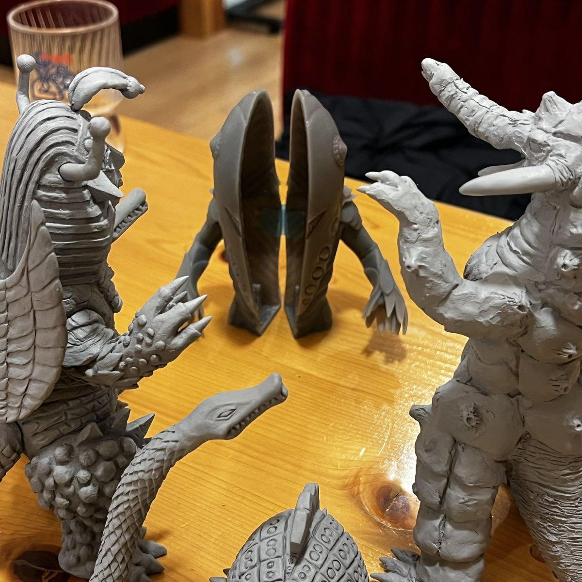 昨日は、本申請も終わったコトだし仕切り直して頑張っぺの会をいたしまして。
各自の原型を持ち寄ってあーだこーだいたしました。
アテクシのスフィンクス、
なおっぺさんのズルズラー、
ぼるちさんのメトロン星人Jr.
です！
Jr.は中空で切断仕様となっていて、小物を収納可能という笑