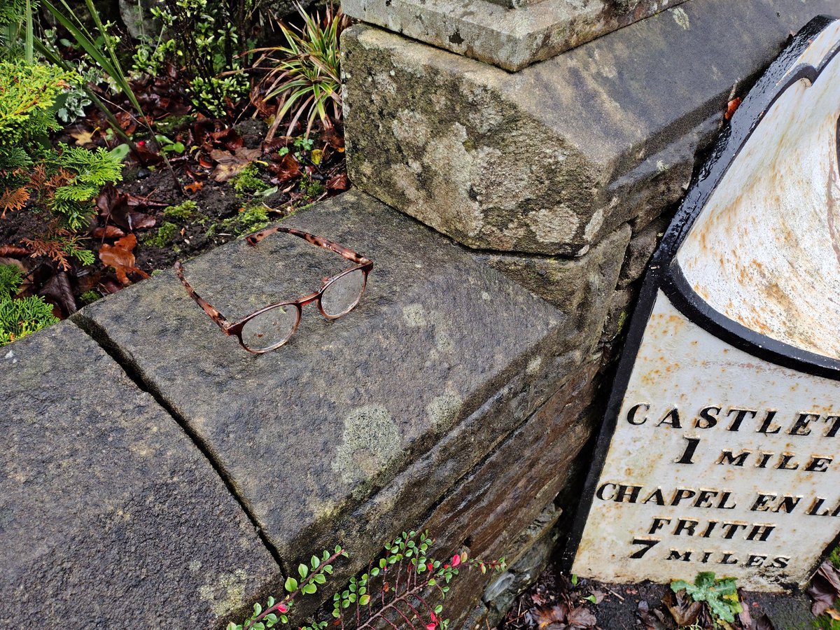 fabcoach's tweet image. Glasses spotted. Brooks. Between Hope and Castleton by the milepost. @HelpSheffield @help_peak