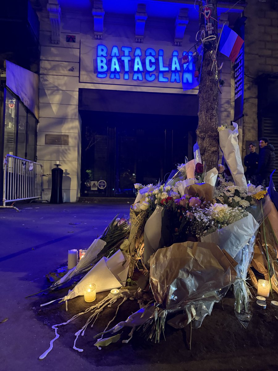 おはざす！！

昨日ライブをしたBATACLANは丁度10年前テロによって89人が命を落としたライブハウスでした
そんな大変な事があったのに今も音楽を止めずにそこに在り続けるBATACLANにビッグリスペクト

Bataclan, the venue where 89 people were killed in a terror attack during a show ten years