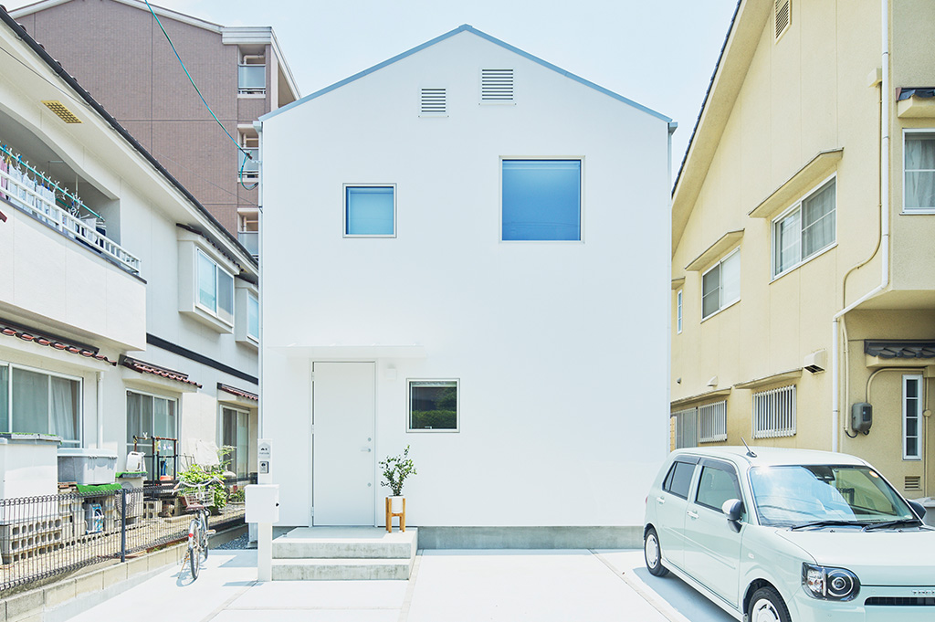 MUJI_house's tweet photo. 【住まいの実例】
今、思い切って『窓の家』を建ててよかった、と感じています
https://t.co/JJr7QMyJTE

広島県にある「窓の家」M邸は、白を基調にした外観がひときわ映えるお宅。窓からの陽光がたっぷりと入ってくる室内の明るい雰囲気も印象的です。
「窓の家」で暮らし始めて半年が過ぎました。 https://t.co/DVHEfzFVSs