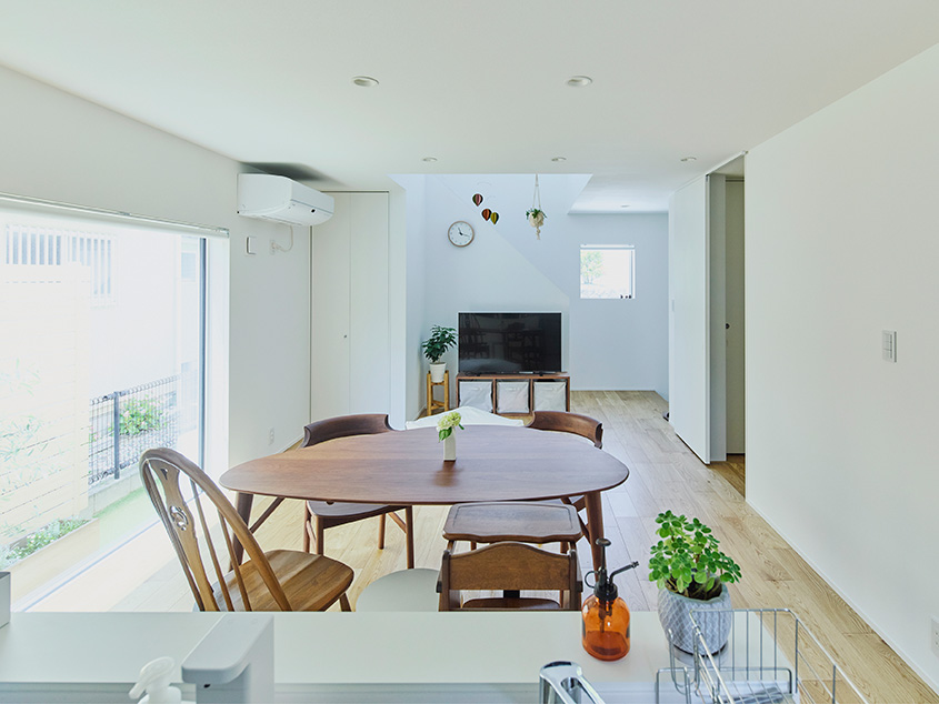 MUJI_house's tweet photo. 【住まいの実例】
今、思い切って『窓の家』を建ててよかった、と感じています
https://t.co/JJr7QMyJTE

広島県にある「窓の家」M邸は、白を基調にした外観がひときわ映えるお宅。窓からの陽光がたっぷりと入ってくる室内の明るい雰囲気も印象的です。
「窓の家」で暮らし始めて半年が過ぎました。 https://t.co/DVHEfzFVSs