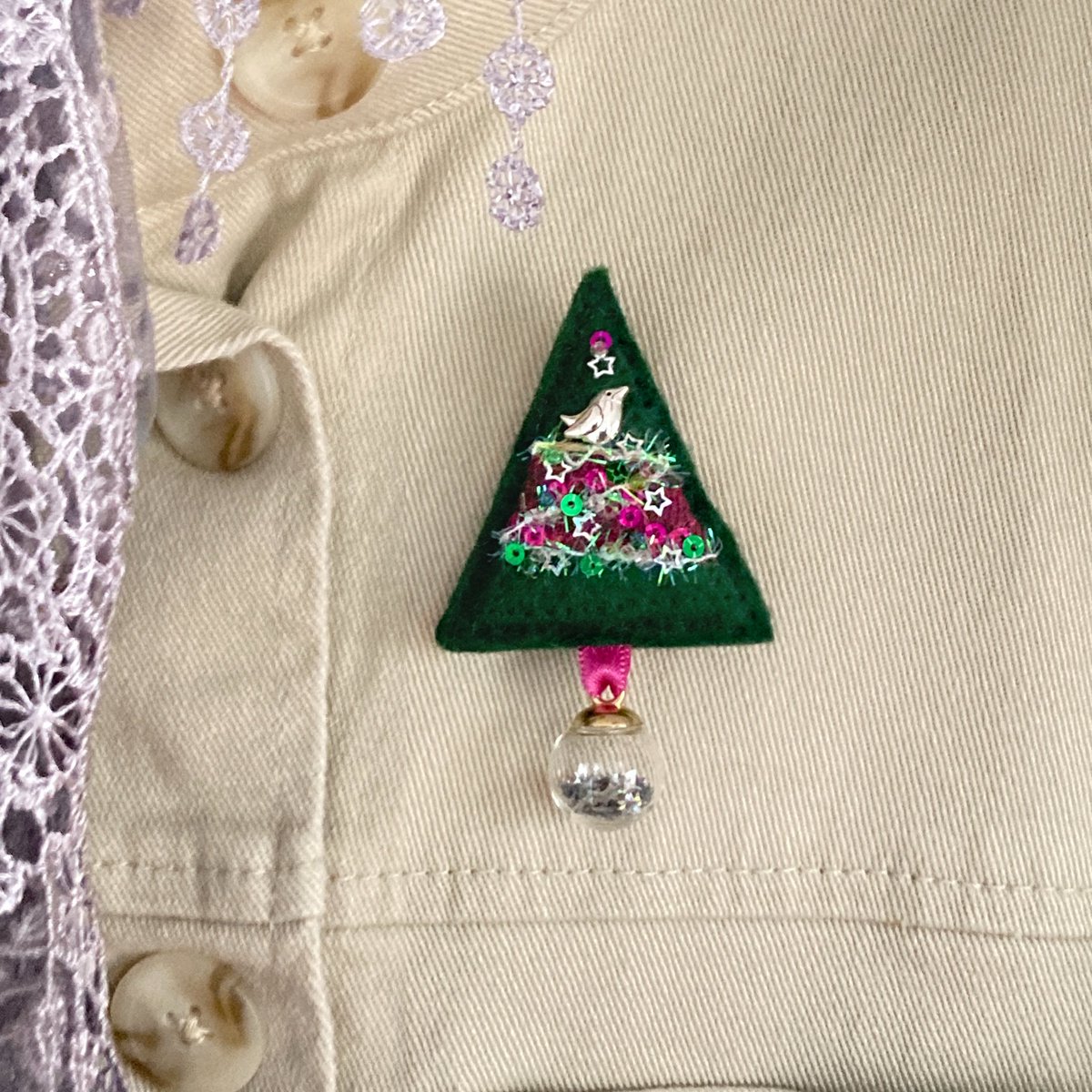 Morning #UKGiftHour 🎁
This sparkly Christmas tree brooch features a tiny bird charm and star filled bauble. Great for adding festive fun to outfits and jackets.
elliestreasures.square.site/product/christ…
#UKGiftAM #shopindie #ChristmasGiftIdeas #stockingfiller
