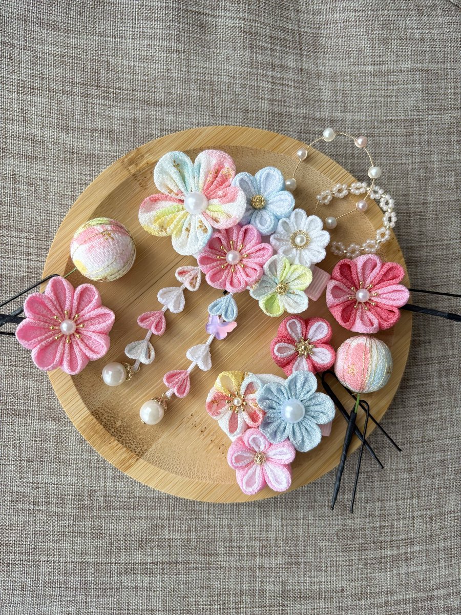 続々と七五三ポストを見るんだけど、フォロワーさんの娘ちゃん達全員に髪飾り作って送り付けたかった…😭（迷惑）
今年はリア友からしかオーダー受けられなかったんだけど、7歳の時にはお声掛けくださいね🥺🩷